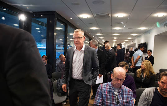 Jan Andersson på väg in till en presskonferens anordnad