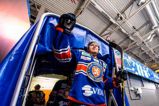 Växjös Tuomas Kiiskinen på väg ut till värvningen