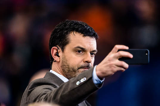 Cmore kommentator Tommy Åström tar en selfie
