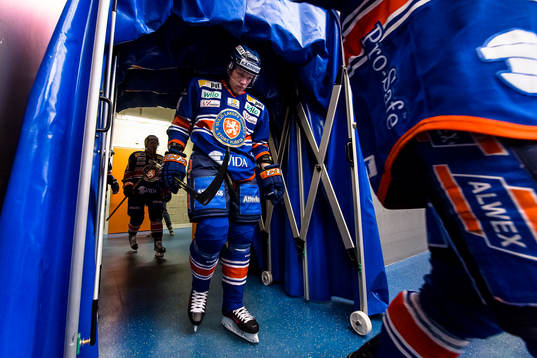 Växjös Niclas Lundgren på väg tut till värmning