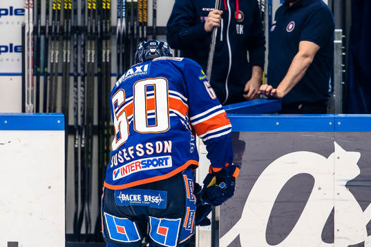 Växjös Erik Josefsson deppar och slår klubban i sargen