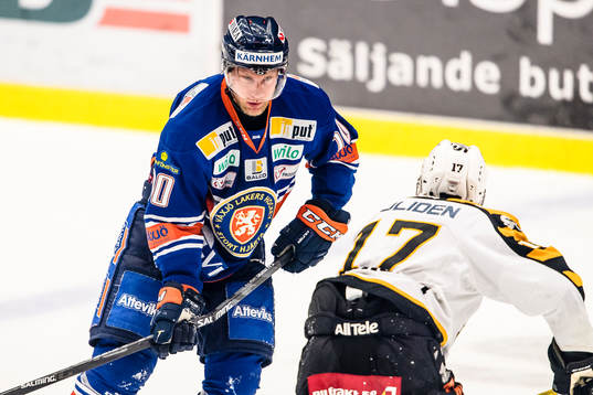 Växjös Richard Gynge med avbruten klubba