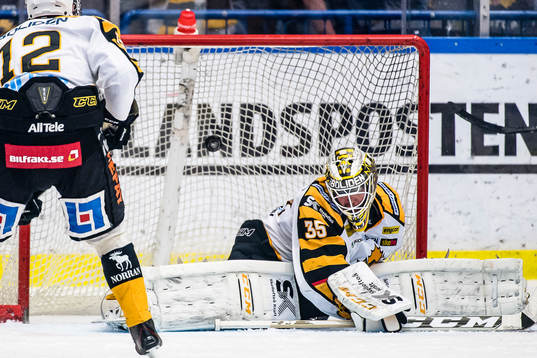 Växjös Tuomas Kiiskinen (ej i bild) skjuter pucken i mål