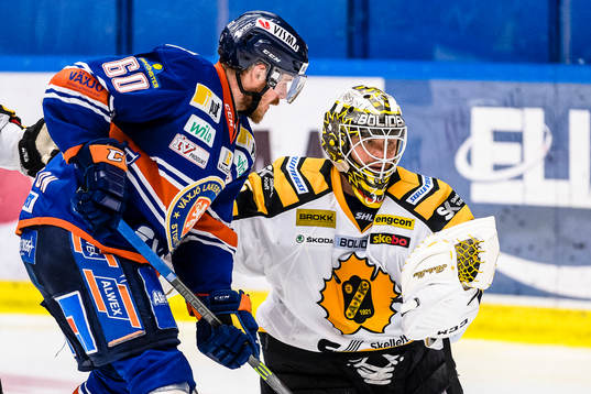 Växjös Erik Josefsson och Skellefteås målvakt Markus