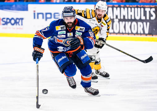 Växjös Linus Fröberg jagar pucken