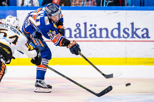 Växjös Sakari Salminen skjuter mot mål