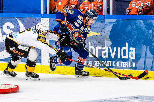 Skellefteås Niclas Burström jagar Växjös Patrik Lundh