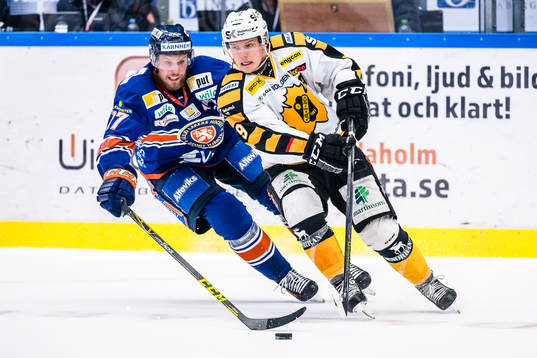 Skellefteås Patrik Zackrisson jagas av Växjös Alexander