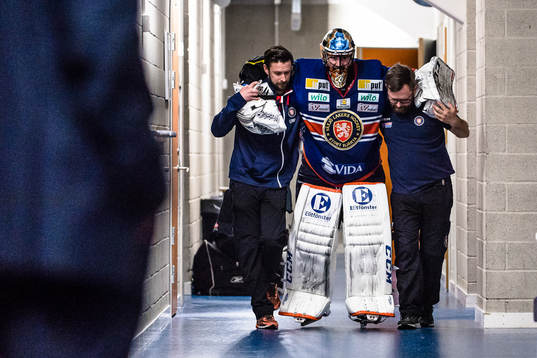 Växjös målvakt Cristopher Nihlstorp får hjälp av