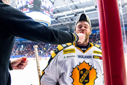 Skellefteås målvakt Markus Svensson får energigel