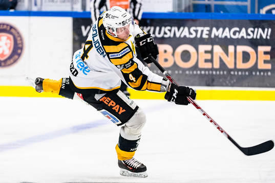 Skellefteås Tim Heed skjuter ett skott