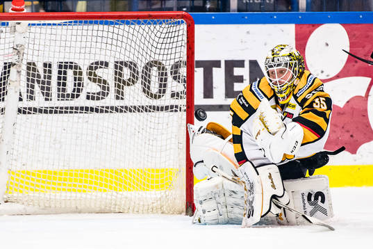 Skellefteås målvakt Markus Svensson tappar pucken