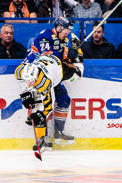 Skellefteås Niclas Burström tacklar Växjös Joakim