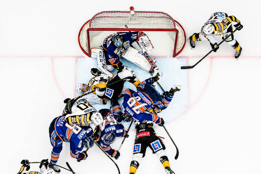 Skellefteås Mattias Ritola krockar med Växjös målvakt