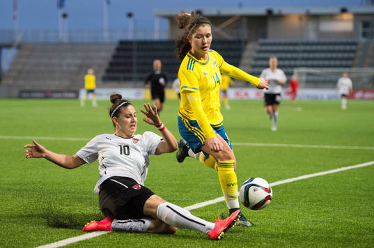 Österrikes Marina Georgieva och Sveriges Loreta Kullashi