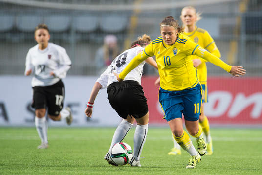 Sveriges Filippa Angeldal i kamp om bollen med Österrikes