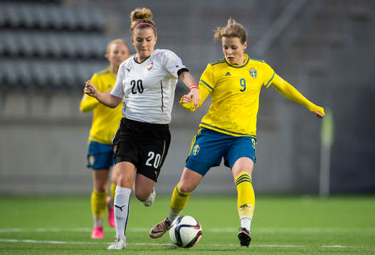 Sveriges Anna Anvegård i kamp om bollen med Österrikes