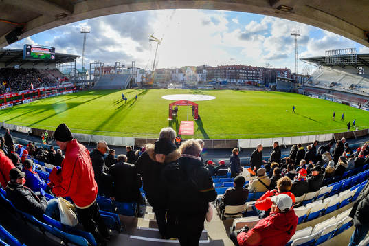 Vy från läktarplats före fotbollsmatchen i Allsvenskan