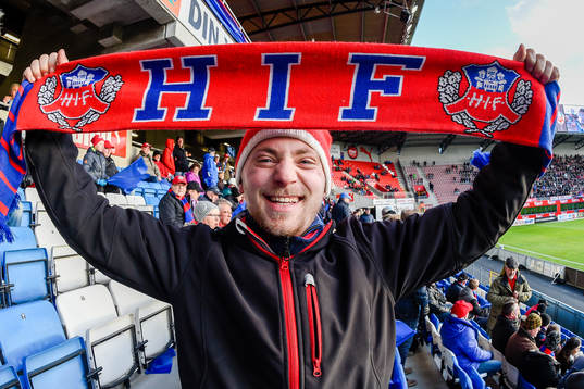 Helsingborgs supporter med halsduk före fotbollsmatchen i