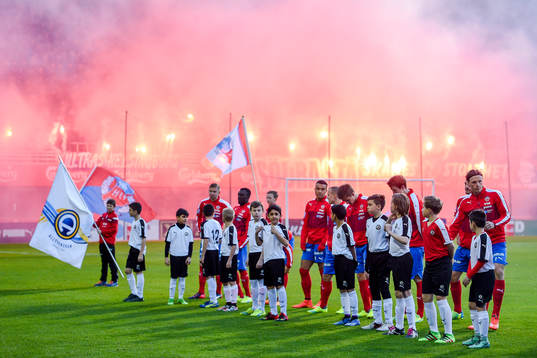 Helsingborgs  spelare före fotbollsmatchen i Allsvenskan