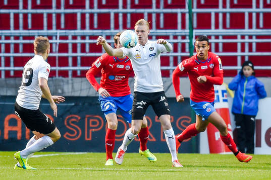 Örebros Karl Holmberg och Helsingborgs Matthew Rusike