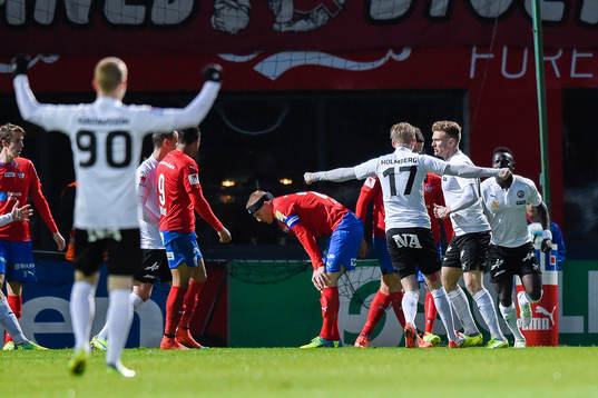 Örebros Michael Almbäck jublar
