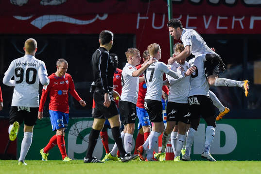Örebros spelare jublar