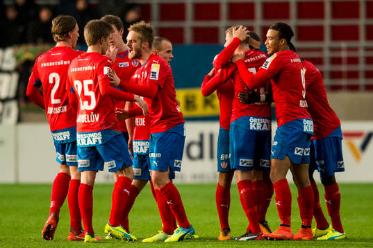 Helsingborgs spelare med Johan Mårtensson (m) jublar
