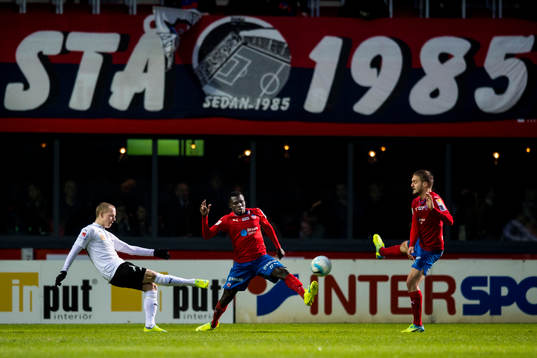 Örebros Daniel Gustavsson och Helsingborgs Lalawélé