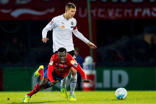 Helsingborgs Lalawélé Atakora faller