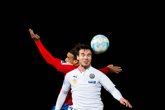 Helsingborgs Matthew Rusike och Örebros Nordin Gerzic