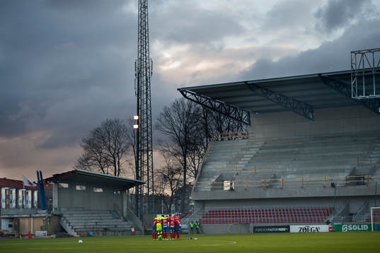 Helsingborgs spelare samlas i en ring på ett Olympia