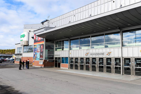 Solen skiner utanför Coop Norrbotten Arena