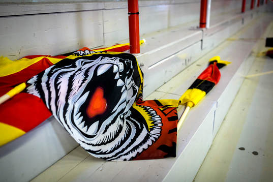 En Luleå Hockey flagga ligger på läktaren