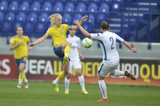 Sveriges Caroline Seger och Slovakiens Lucie Harsanyova