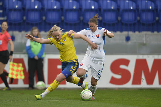 Sveriges Stina Blackstenius och Slovakiens Lucie Harsanyova