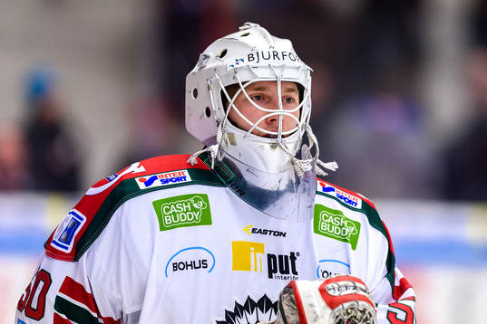 Frölundas målvakt Victor Brattström på uppvärmningen