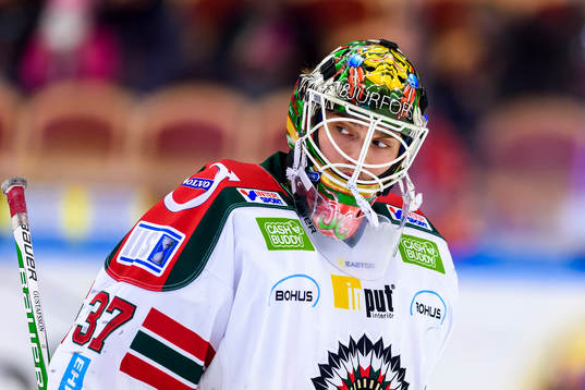 Frölundas målvakt Johan Gustafsson på uppvärmningen