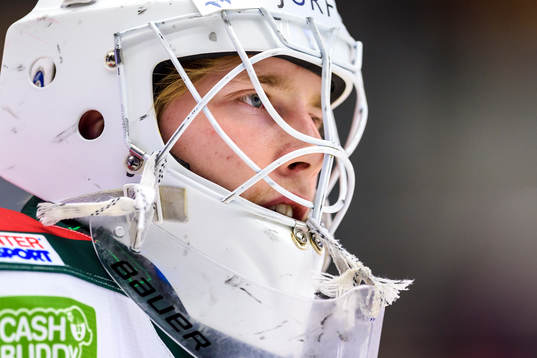Frölundas målvakt Victor Brattström på uppvärmningen