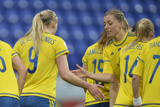 Sveriges Stina Blackstenius och Linda Sembrant jublar