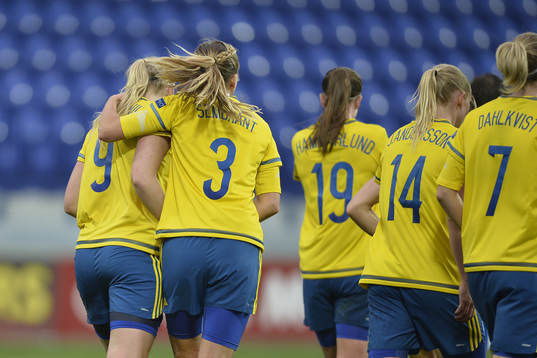 Sveriges Stina Blackstenius och Linda Sembrant jublar