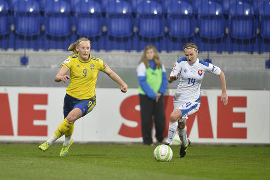 Sveriges Stina Blackstenius och Slovakiens Petra