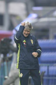 Sveriges förbundskapten Pia Sundhage jublar