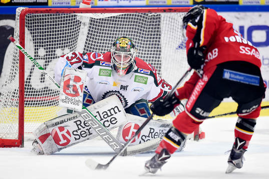 Luleås Johan Forsberg kommer fri mot Frölundas målvakt