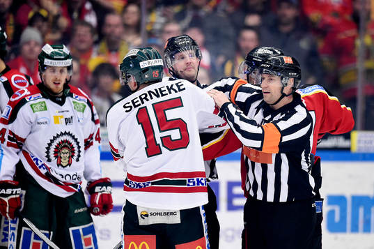 Domarna bryter ett bråk mellan Luleås Emil Sylvegård och