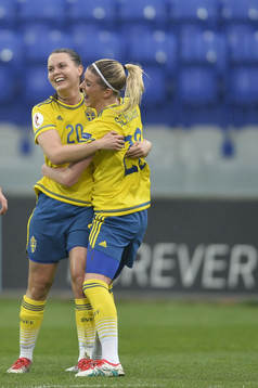 Sveriges Emilia Applequist jublar med Olivia Schough