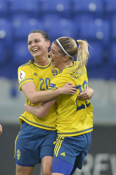 Sveriges Emilia Applequist jublar med Olivia Schough