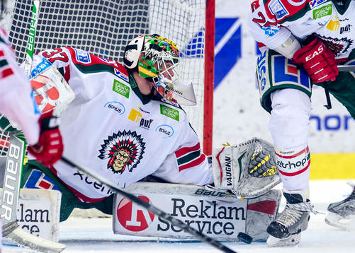 Frölundas målvakt Johan Gustafsson räddar ett skott