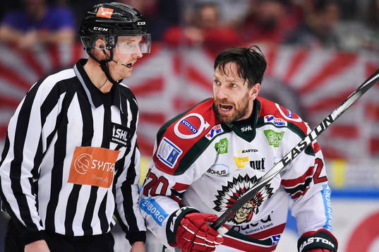 Frölundas Joel Lundqvist reagerar mot domaren