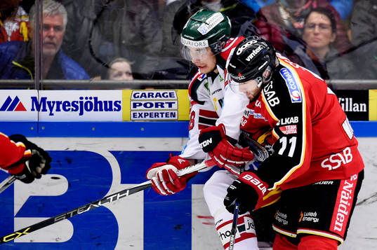 Luleås Jacob Micflikier tacklar Frölundas Johan Sundström